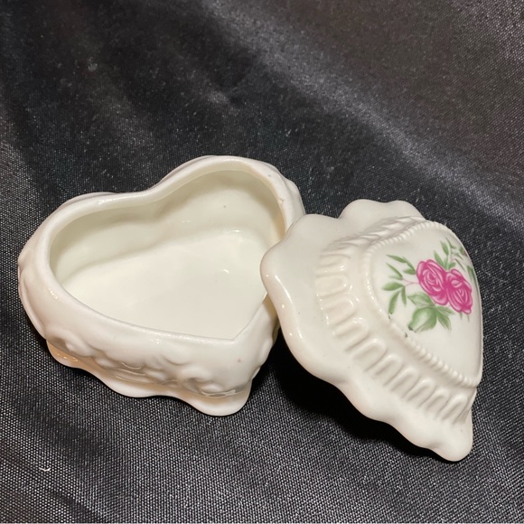 VINTAGE Porcelian Heart Shaped Trinket Box with pink roses on lid made in China - Picture 4 of 9